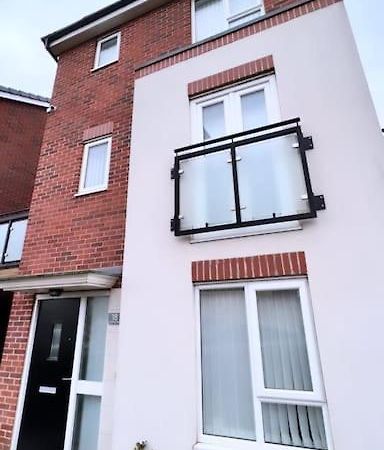 3 Stories, 5 Bedroom House In Prime Location With Balcony And Shared Garden Ливърпул Екстериор снимка