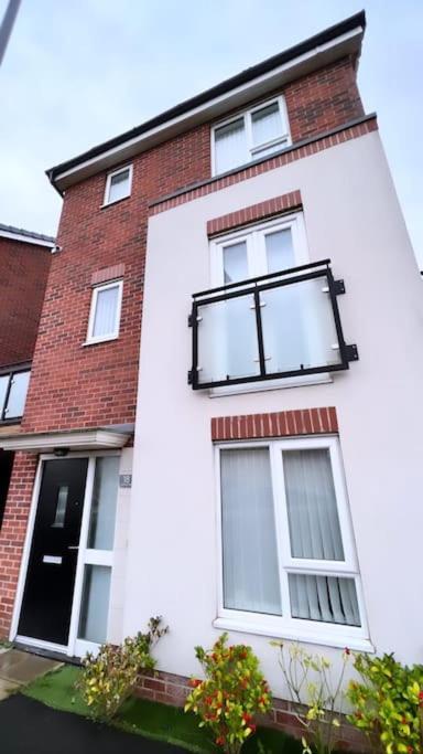 3 Stories, 5 Bedroom House In Prime Location With Balcony And Shared Garden Ливърпул Екстериор снимка