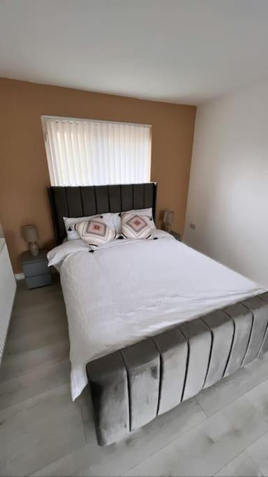 3 Stories, 5 Bedroom House In Prime Location With Balcony And Shared Garden Ливърпул Екстериор снимка