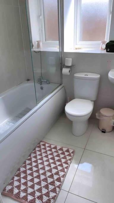 3 Stories, 5 Bedroom House In Prime Location With Balcony And Shared Garden Ливърпул Екстериор снимка