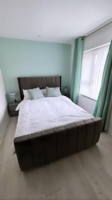 3 Stories, 5 Bedroom House In Prime Location With Balcony And Shared Garden Ливърпул Екстериор снимка